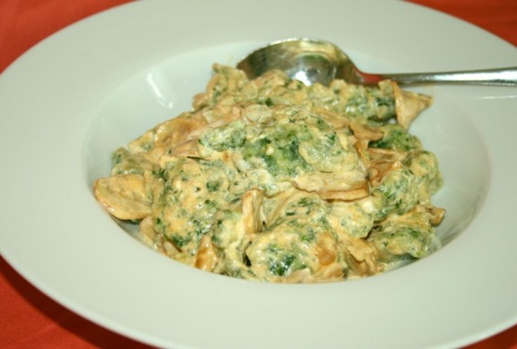 Spinatklösschen mit weißer Champignonsoße