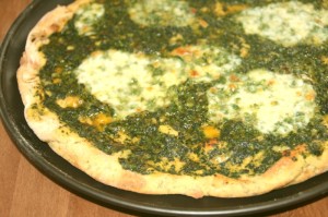 Spinatpizza mit Mozzarella
